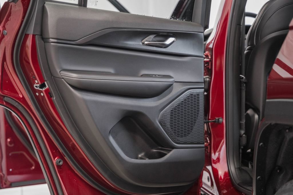 New 2025 Jeep Grand Cherokee Altitude image 34