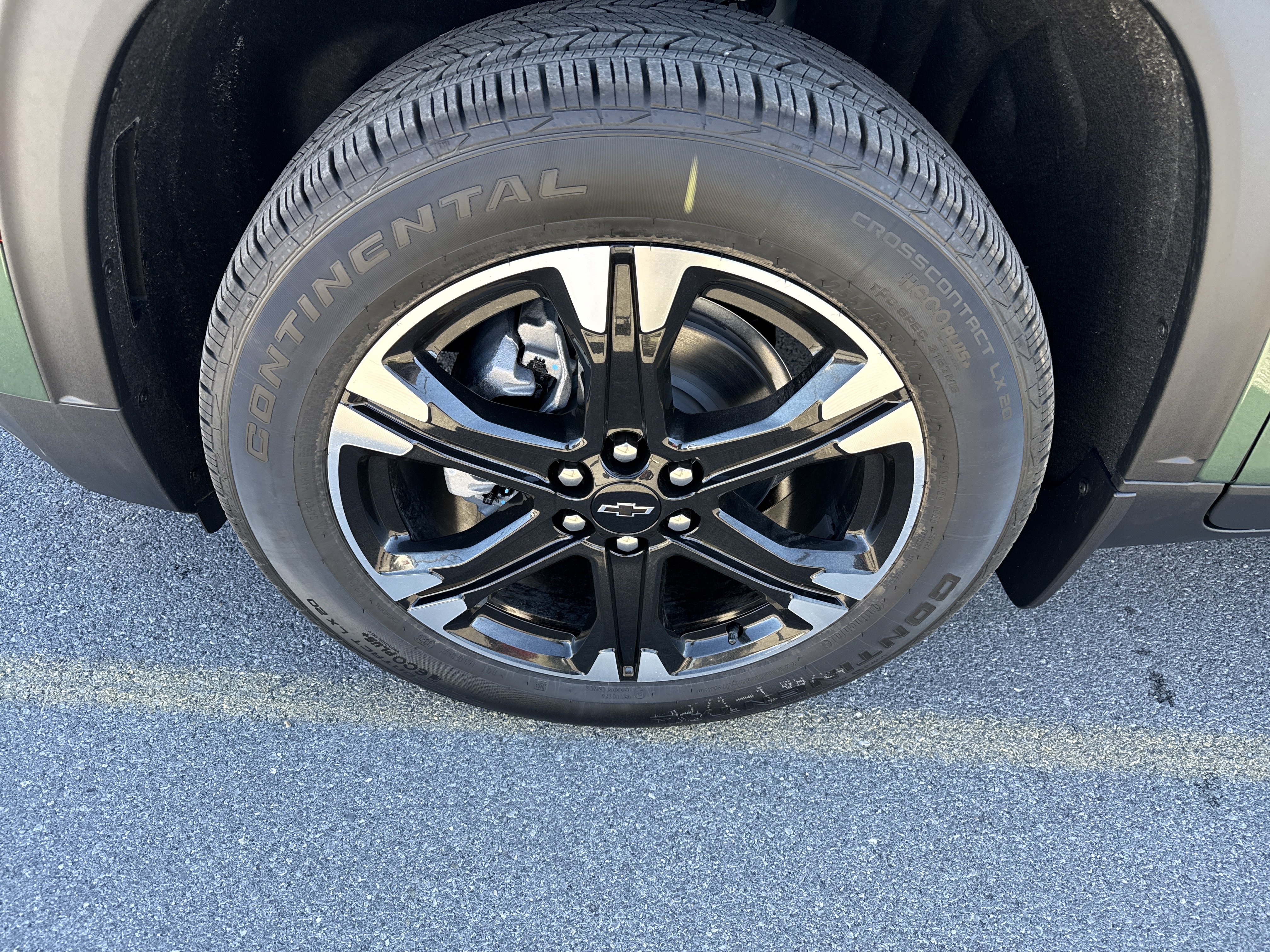 New 2027 Chevrolet Traverse LT w/ Sun and Wheel Package AWD/4WD image 16