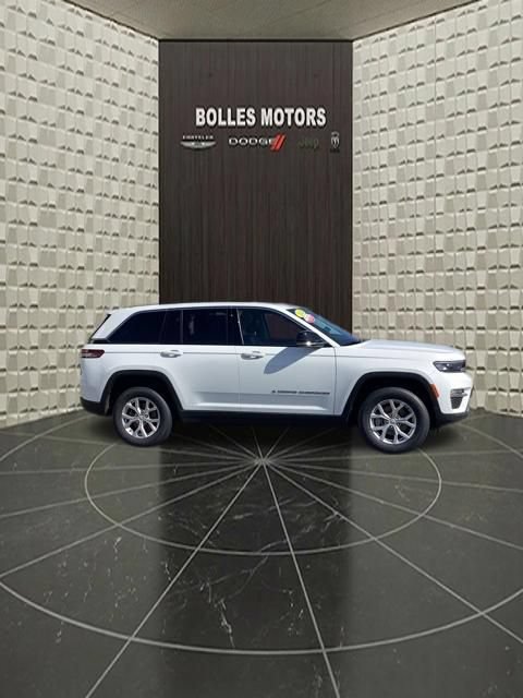 Certified 2023 Jeep Grand Cherokee Limited AWD/4WD image 3