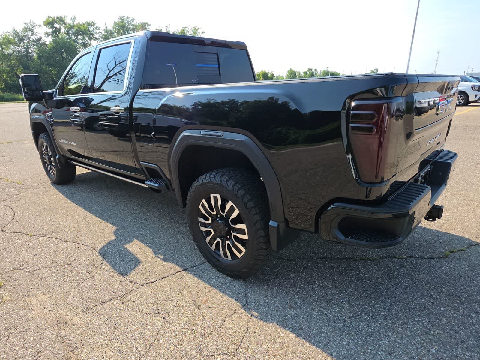 Used 2024 GMC Sierra 3500 Denali Ultimate AWD/4WD image 11