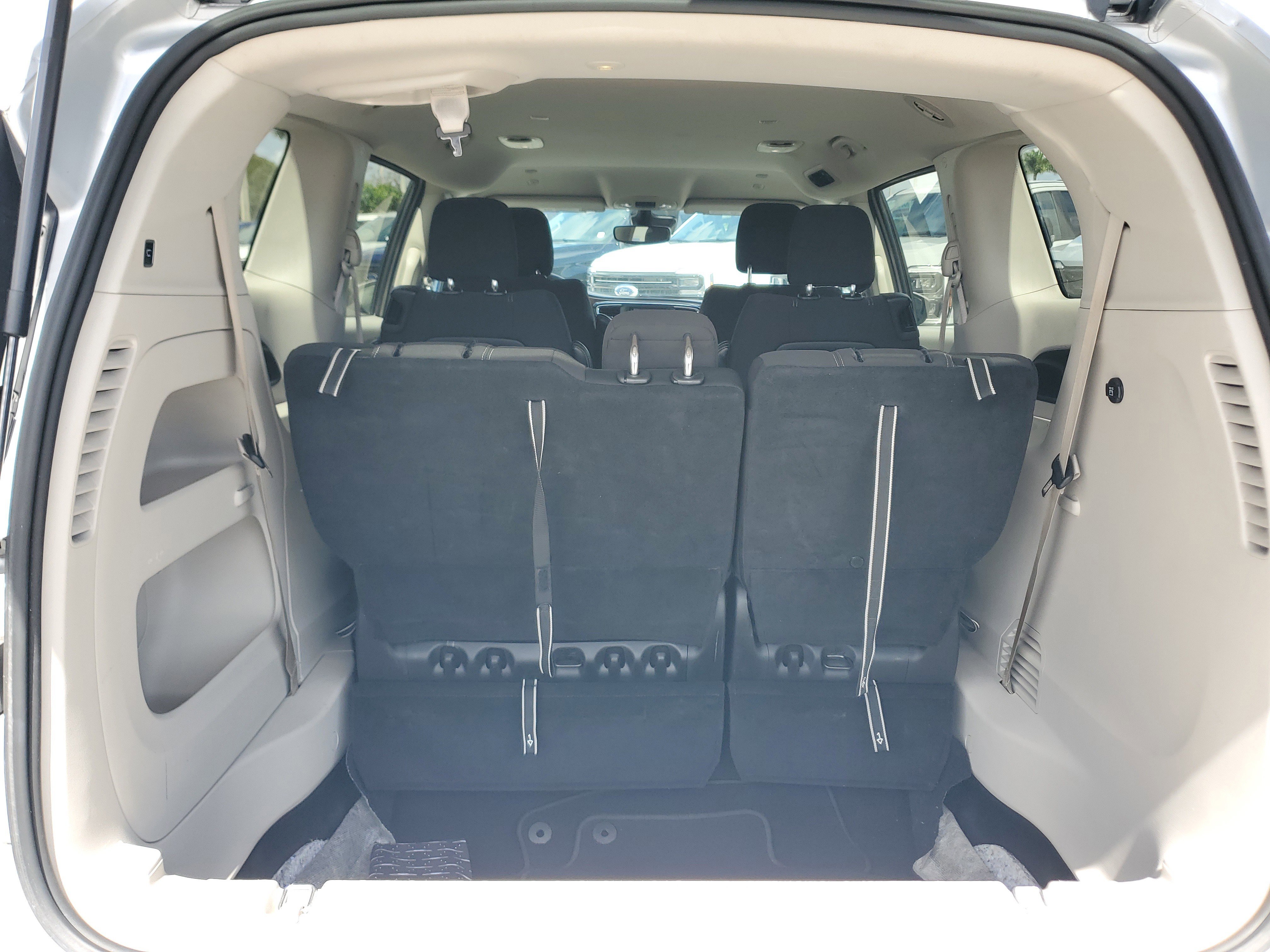 Used 2023 Chrysler Voyager LX image 16