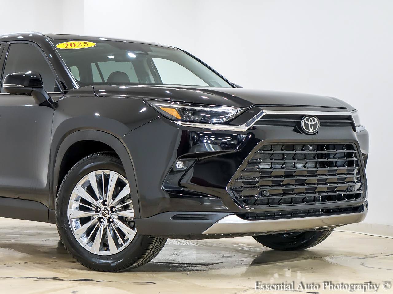 Used 2025 Toyota Grand Highlander AWD image 2