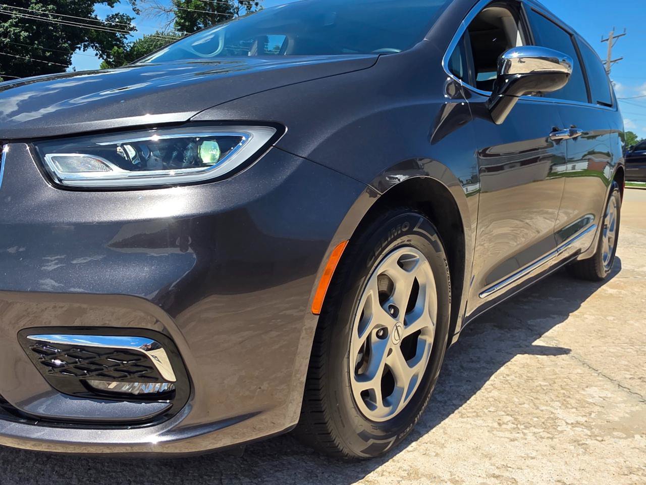 Used 2023 Chrysler Pacifica Limited FWD image 29