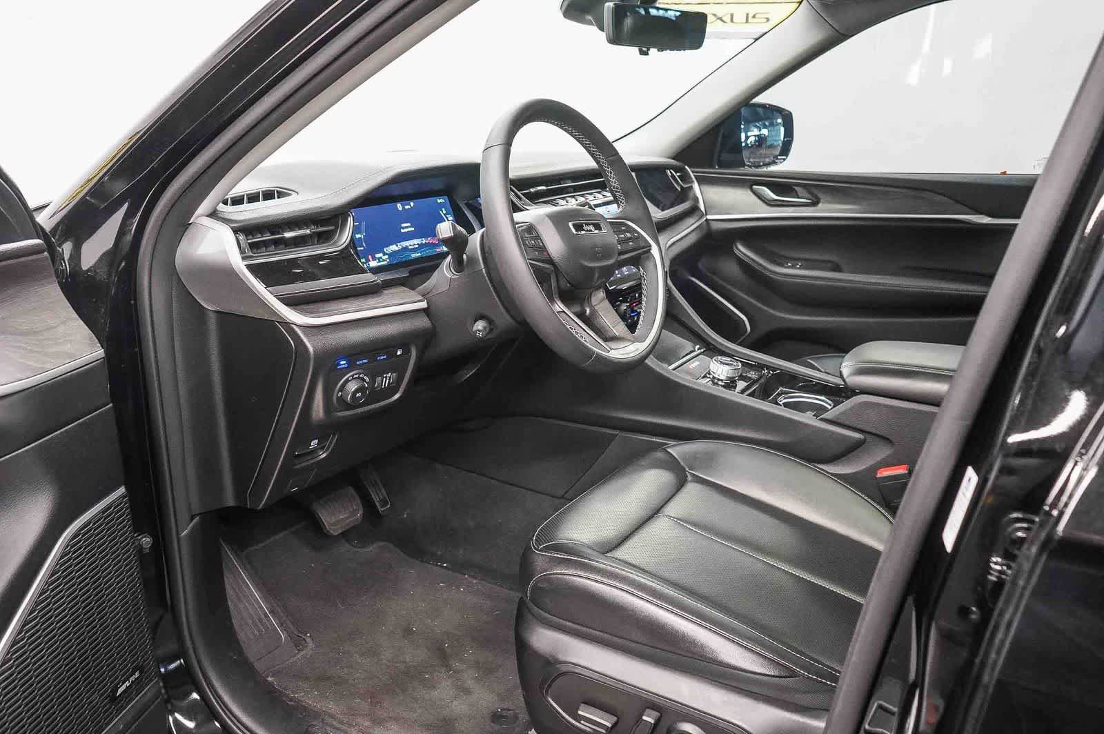 Used 2023 Jeep Grand Cherokee 4WD 4xe w/ Luxury Tech Group II image 18
