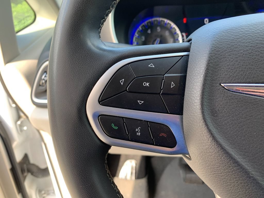 Used 2022 Chrysler Pacifica Touring-L FWD image 30