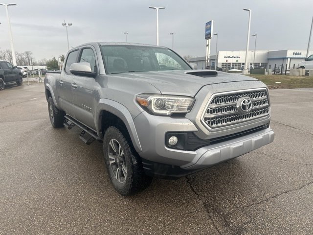Used 2017 Toyota Tacoma TRD Sport image 3