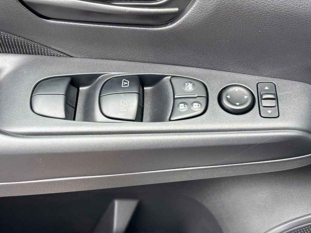 Used 2025 Nissan Kicks Play S image 17