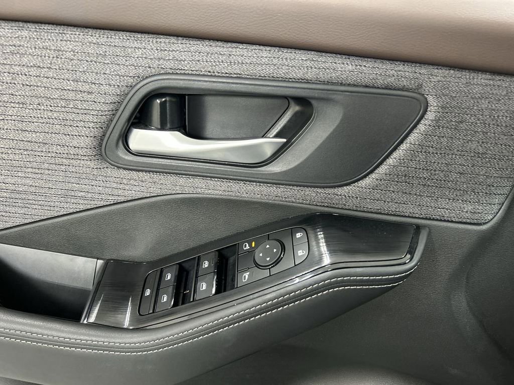 Used 2023 Nissan Rogue SV image 11