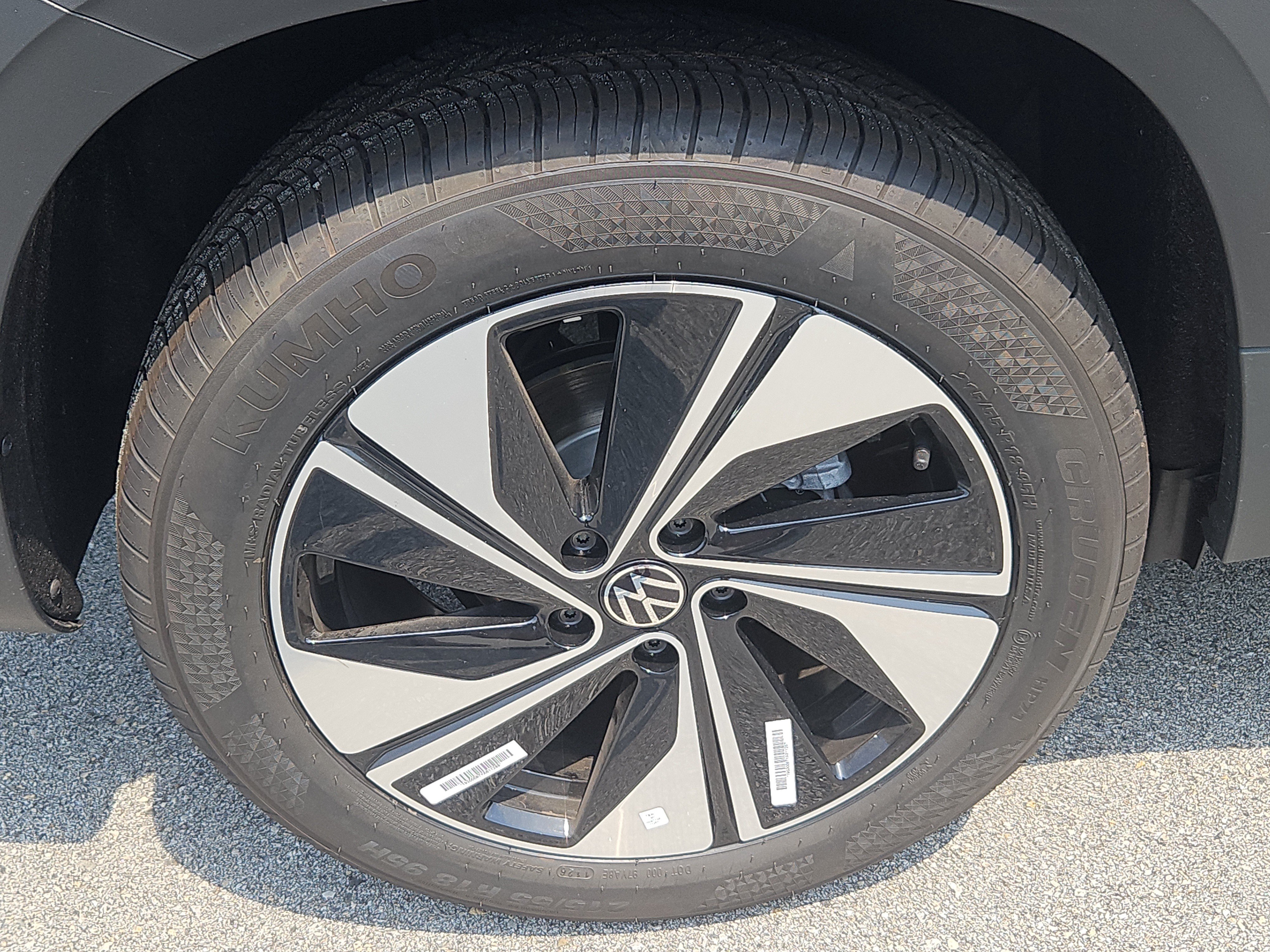 New 2026 Volkswagen Taos SE AWD/4WD image 3
