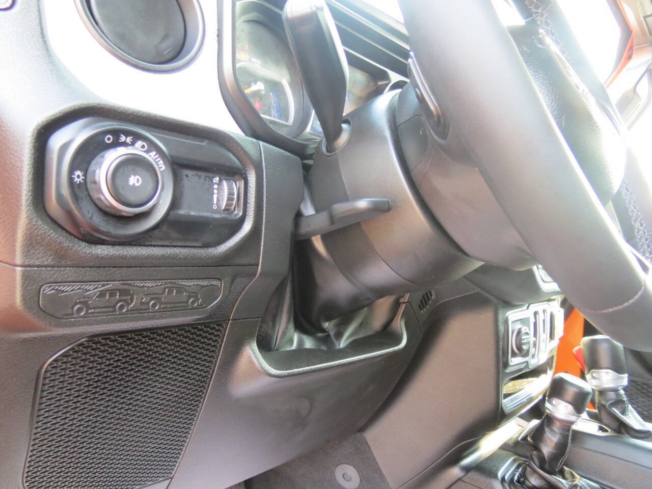 Used 2025 Jeep Wrangler Sport AWD/4WD image 17