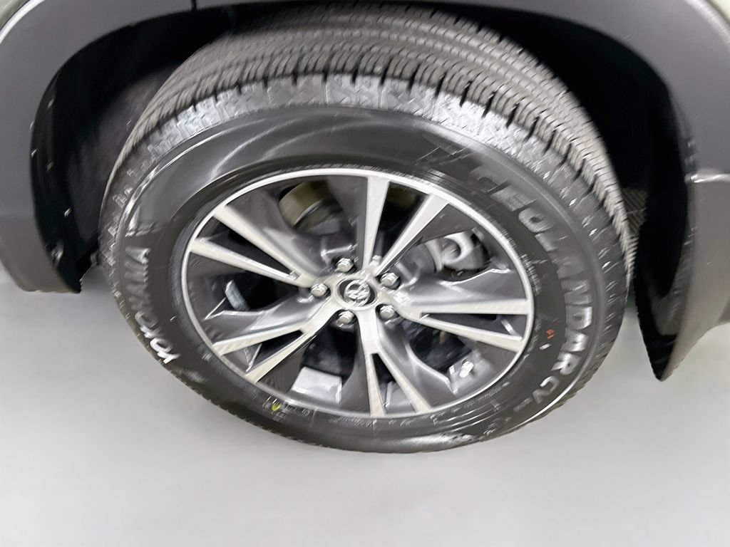 Certified 2018 Toyota Highlander Plus AWD/4WD image 35