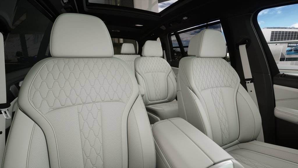 New 2026 BMW X7 M60i image 11