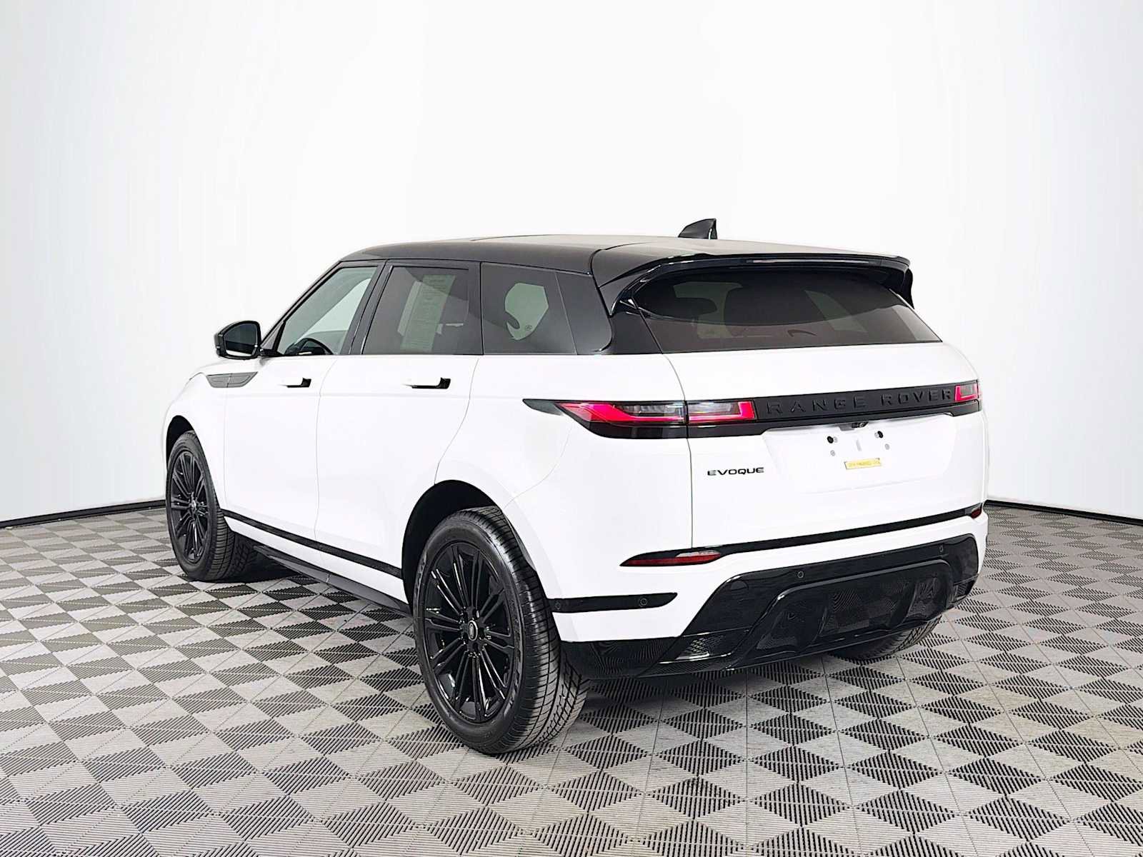 Used 2025 Land Rover Range Rover Evoque Dynamic SE AWD/4WD image 7