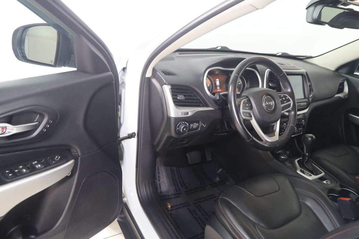 Used 2017 Jeep Cherokee Trailhawk AWD/4WD image 42