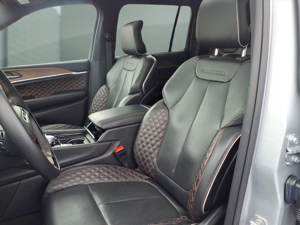 Used 2022 Jeep Grand Cherokee Summit w/ Luxury Tech Group V AWD/4WD image 15