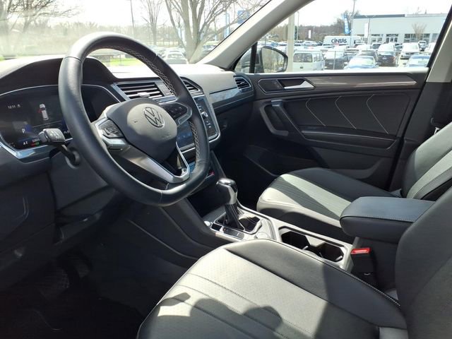 Used 2023 Volkswagen Tiguan SE w/ Panoramic Sunroof Package image 18