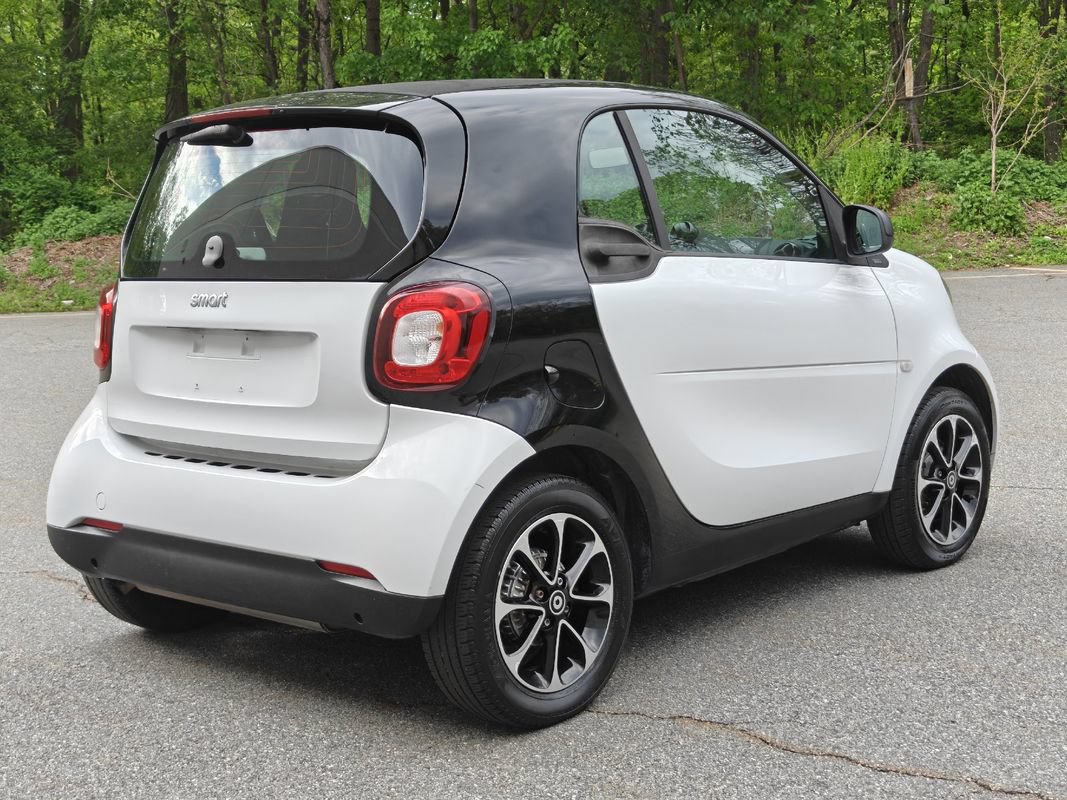 Used 2017 smart fortwo passion RWD image 4