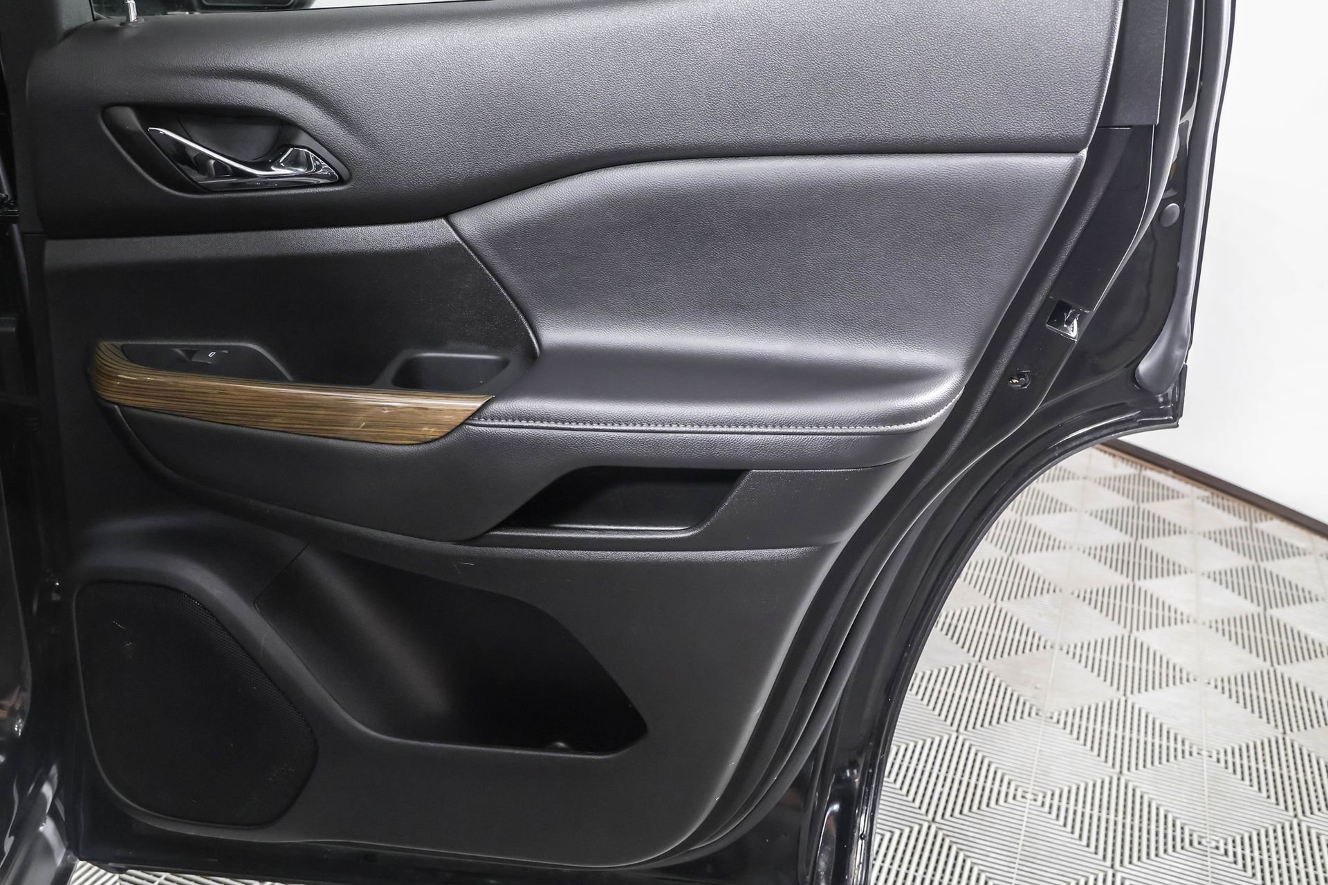 Used 2023 GMC Acadia SLE w/ LPO, Floor Liner Package image 45