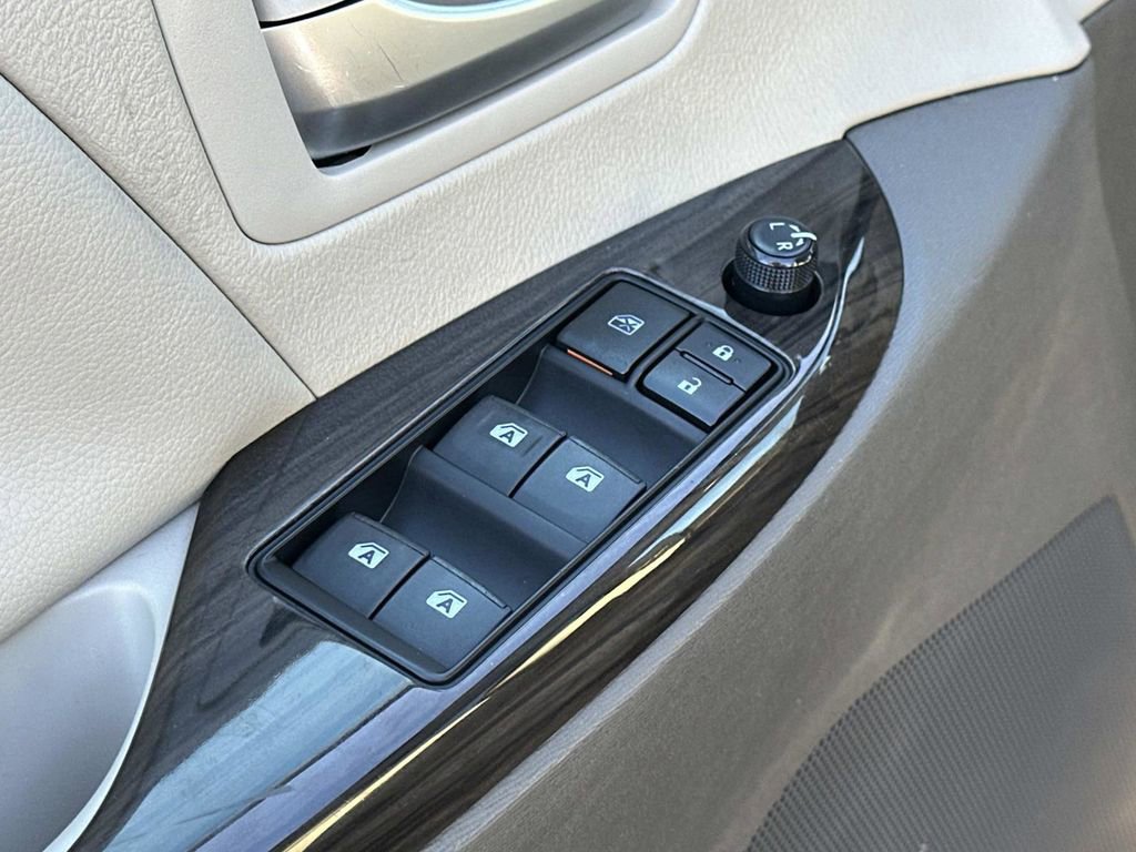 Used 2015 Toyota Sienna Limited image 22