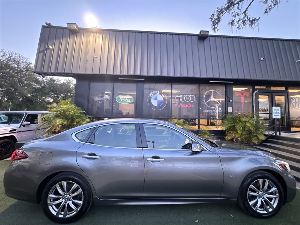 Used 2018 INFINITI Q70 Luxe image 12
