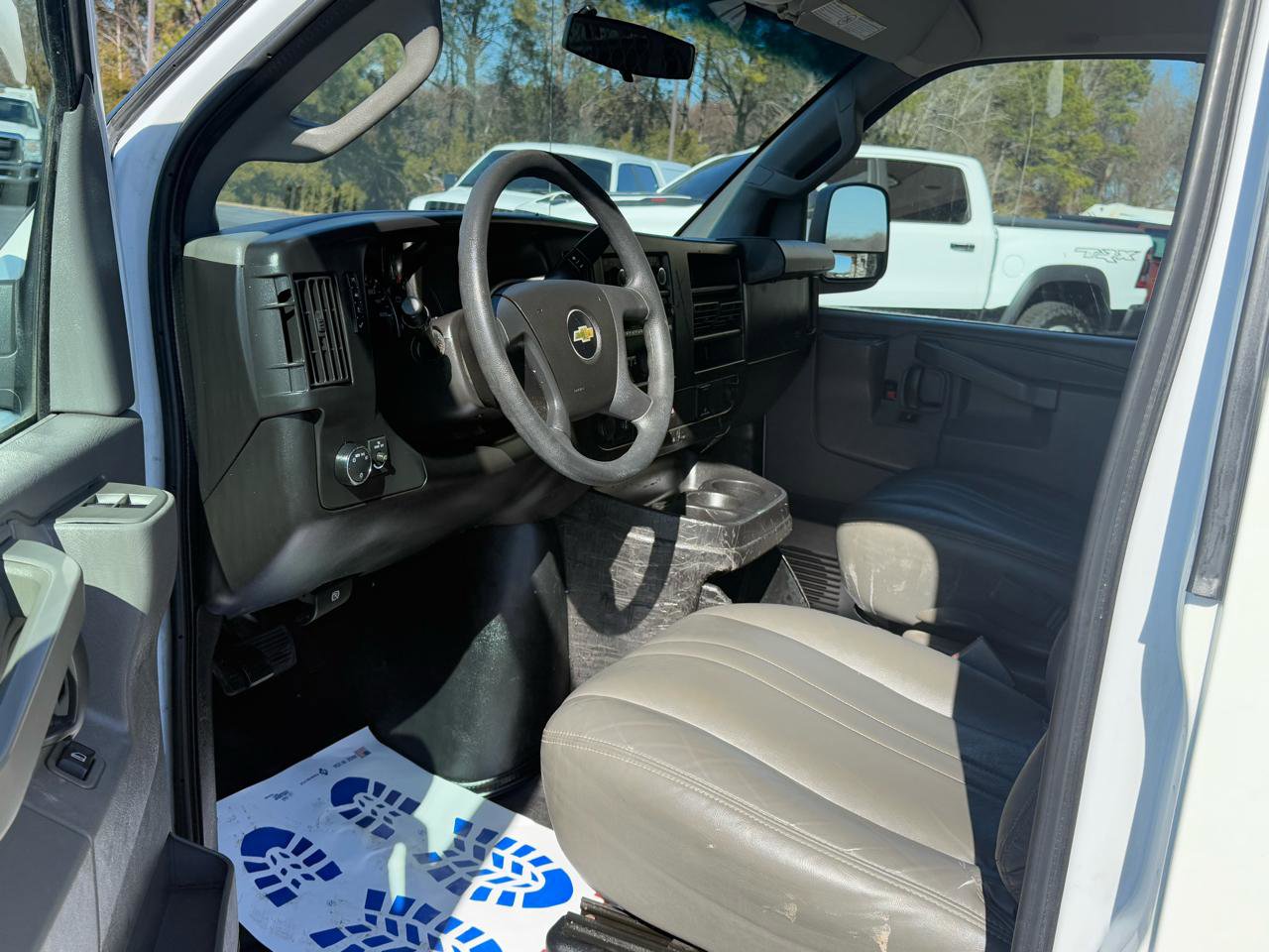 Used 2017 Chevrolet Express 2500 Extended RWD image 9