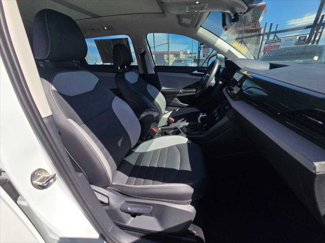 Used 2022 Volkswagen Taos SEL w/ Panoramic Sunroof Package image 11