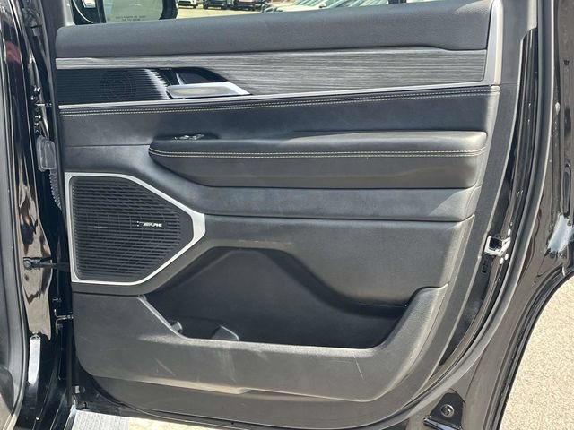 Used 2024 Jeep Wagoneer Series III AWD/4WD image 25