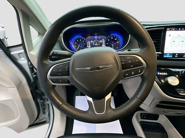 Used 2023 Chrysler Pacifica Touring-L image 12