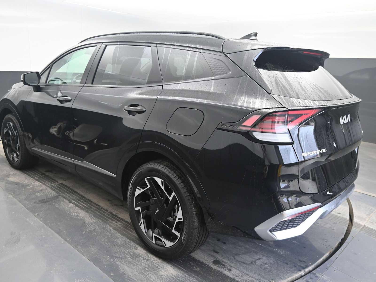 Used 2025 Kia Sportage SX image 5