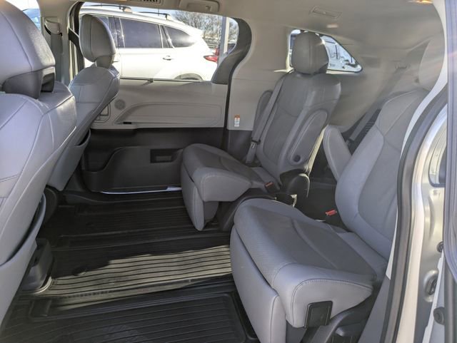Used 2023 Toyota Sienna Limited image 28