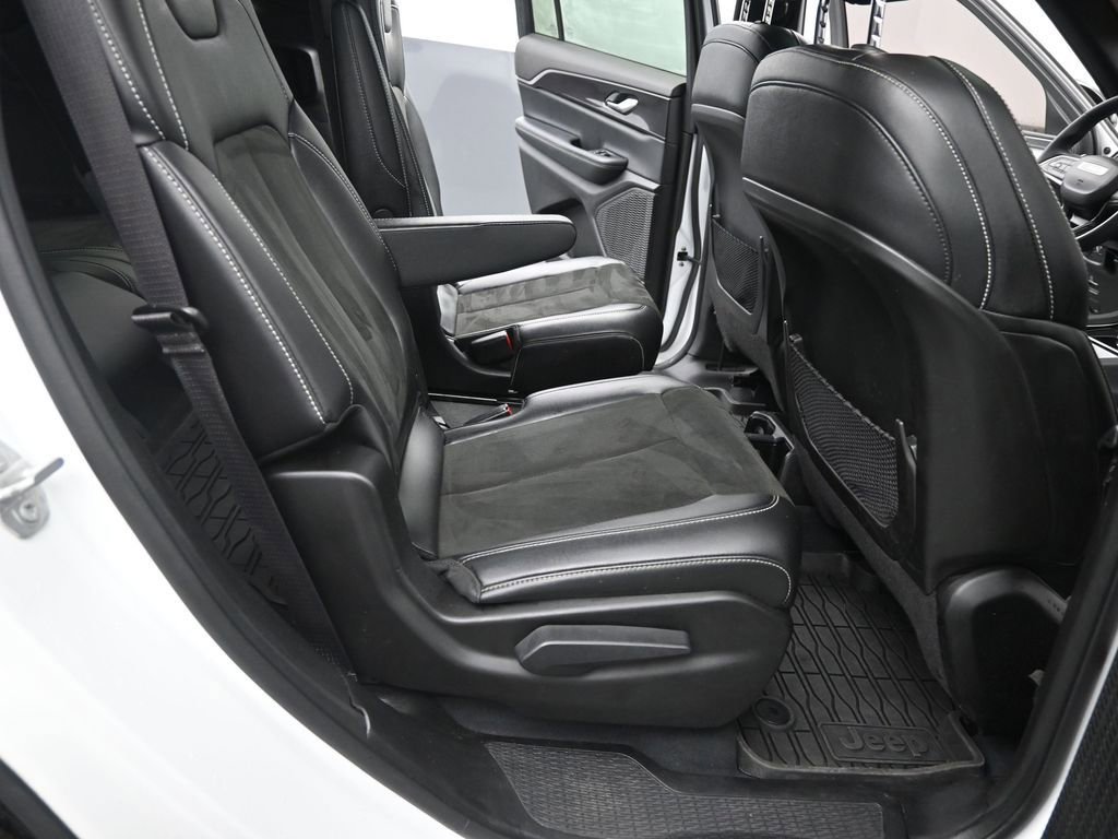 Used 2023 Jeep Grand Cherokee L Altitude image 16