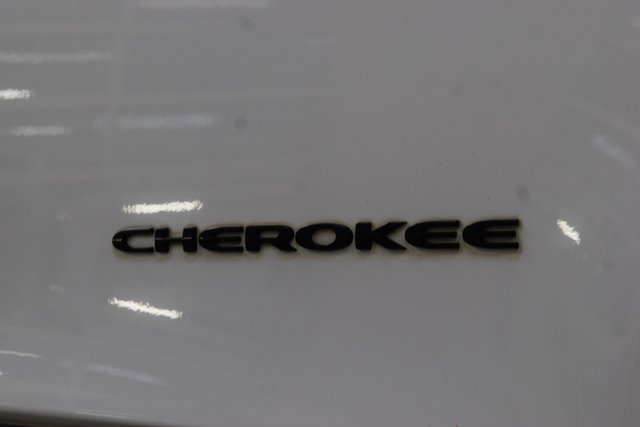Used 2018 Jeep Cherokee Limited w/ Technology Group image 16