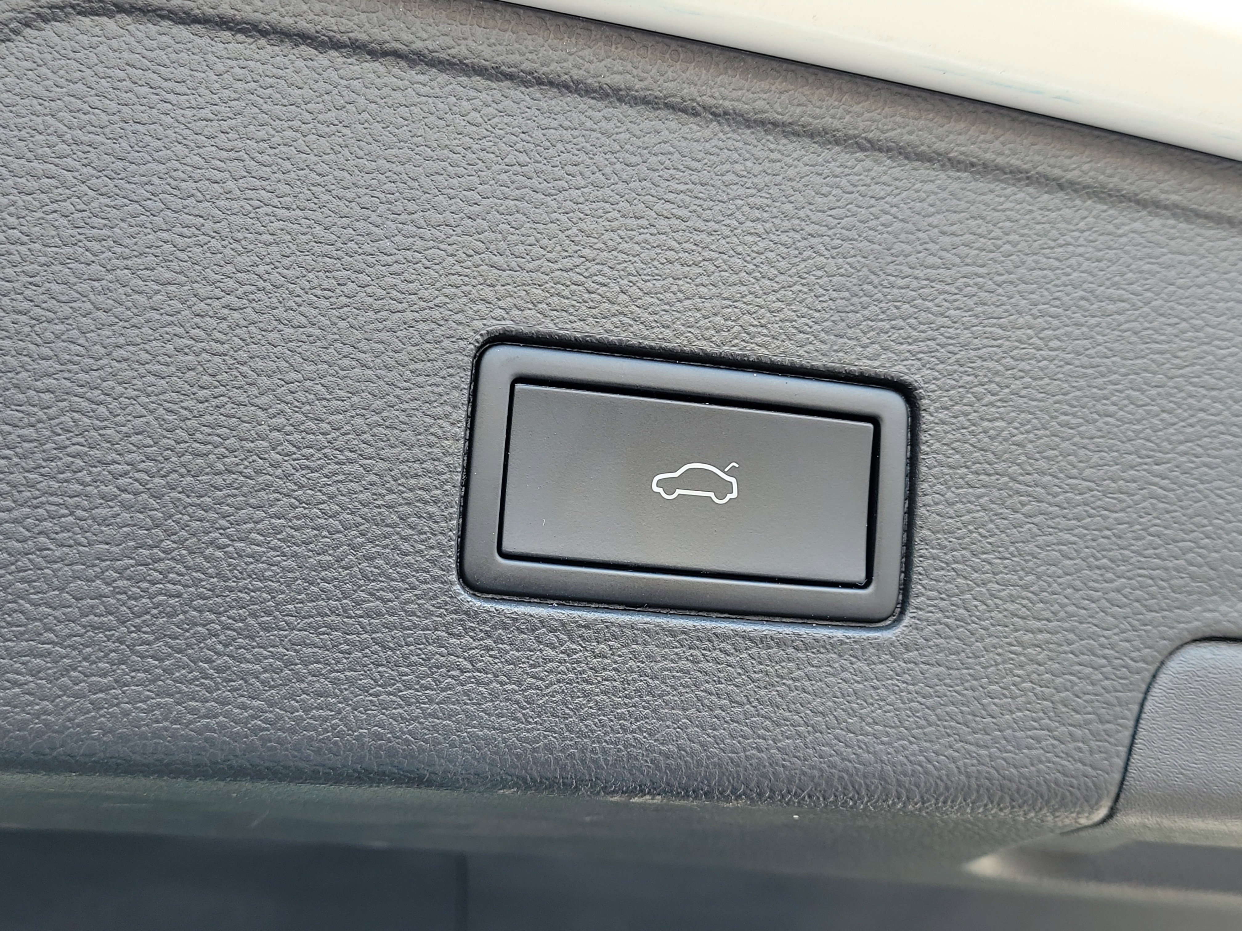 Used 2024 Volkswagen Atlas Cross Sport SE w/ Panoramic Sunroof Package FWD image 8