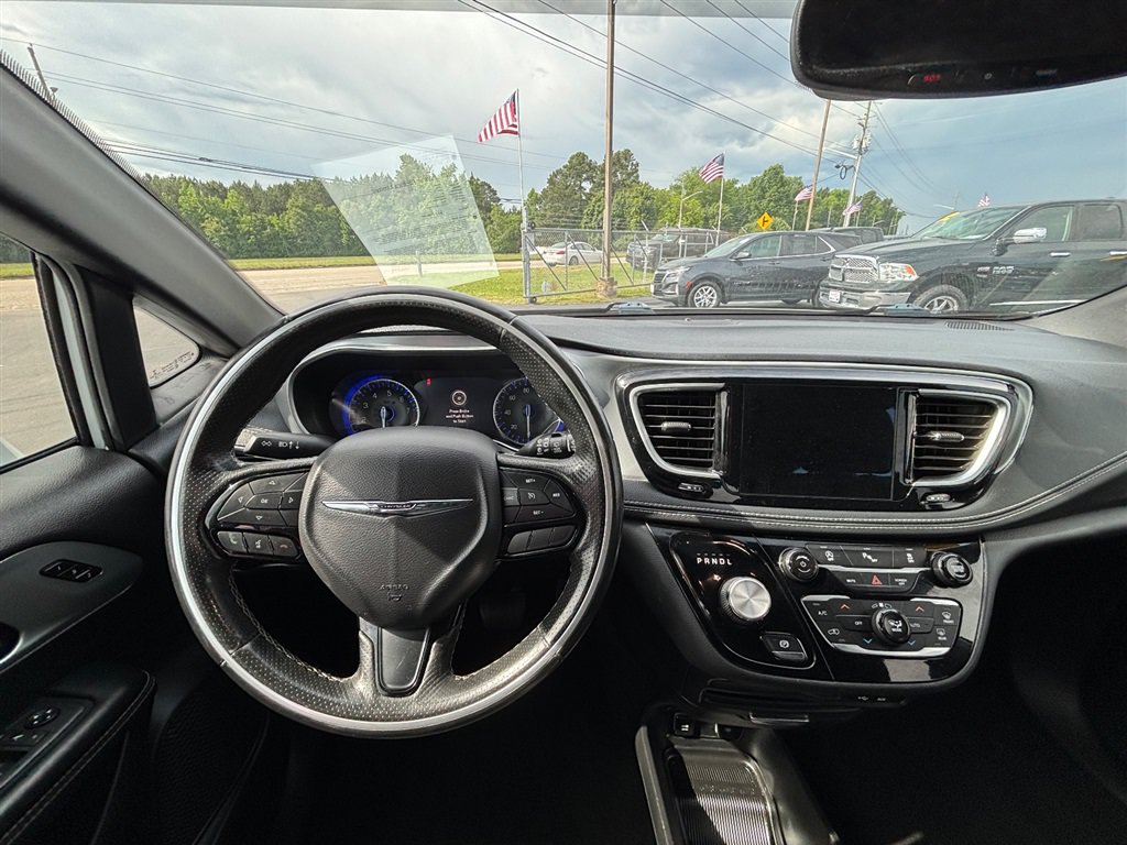 Used 2020 Chrysler Pacifica Limited w/ S Appearance Package FWD image 16