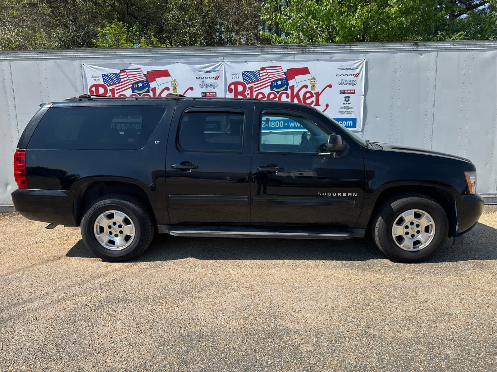 Used 2014 Chevrolet Suburban LT image 2
