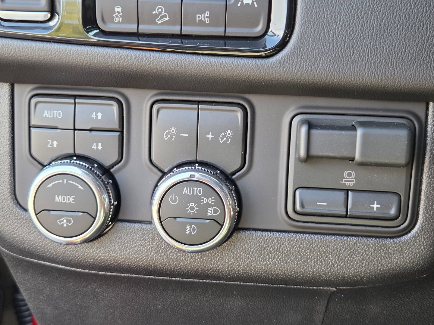 New 2026 GMC Yukon XL AT4 w/ AT4 Premium Plus Package AWD/4WD image 32