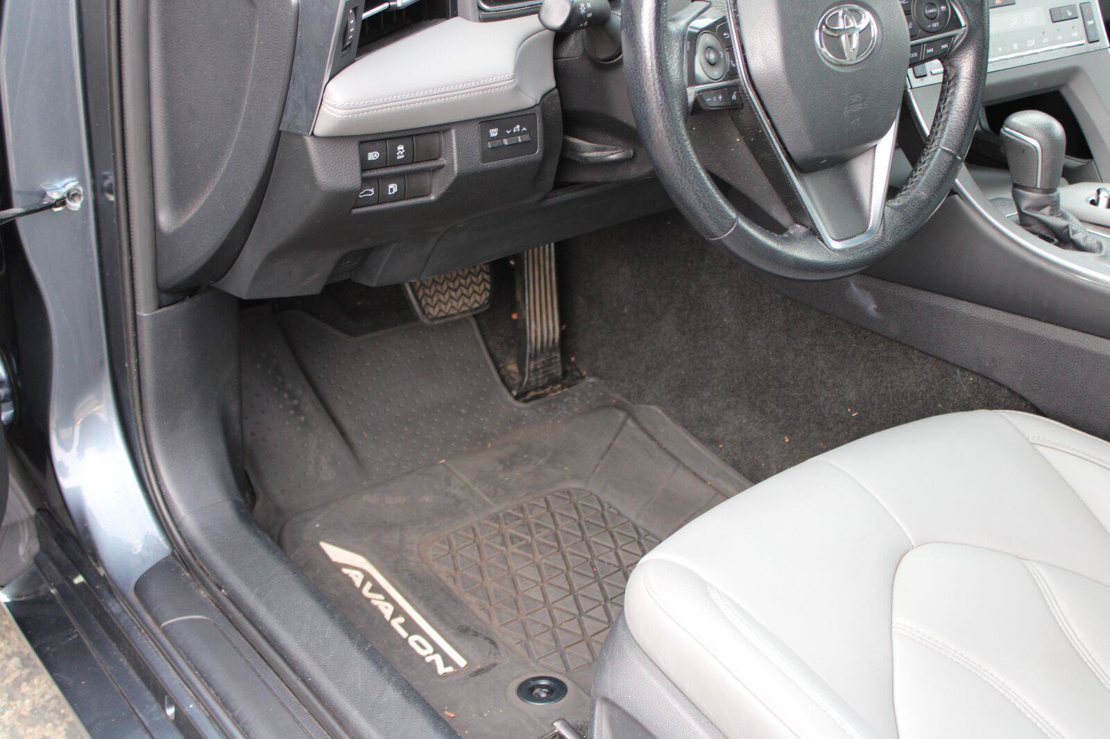 Used 2019 Toyota Avalon XLE FWD image 47