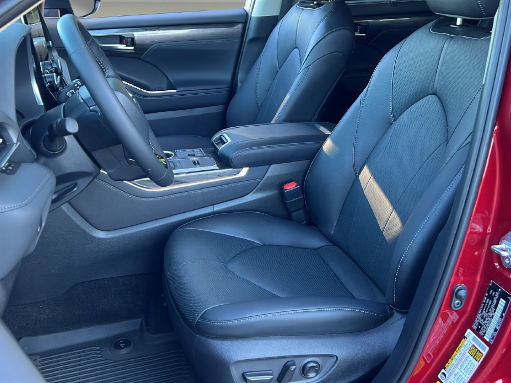 Certified 2026 Toyota Highlander Limited AWD/4WD image 11