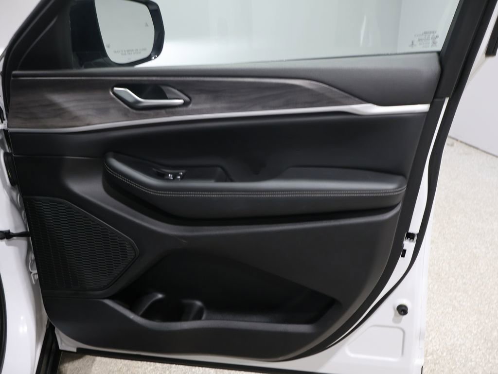 Certified 2023 Jeep Grand Cherokee Limited image 25