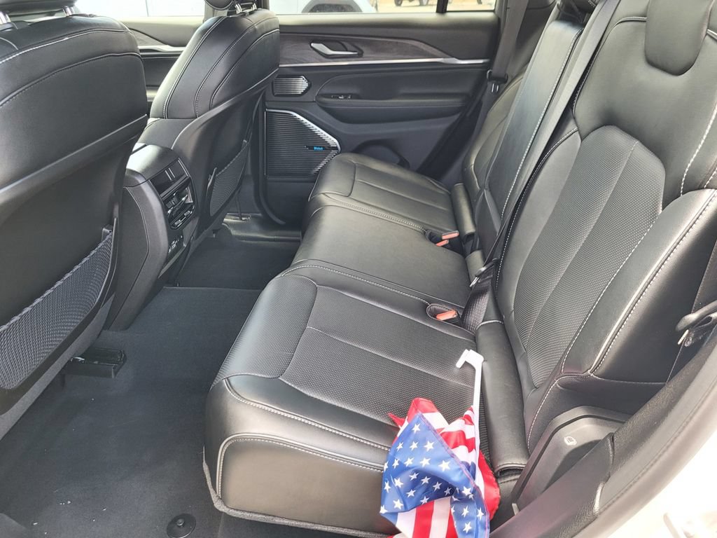 Used 2022 Jeep Grand Cherokee Overland w/ MOPAR Finishing Package AWD/4WD image 11