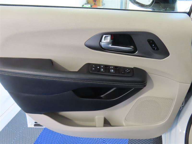 Used 2024 Chrysler Pacifica Touring-L FWD image 15