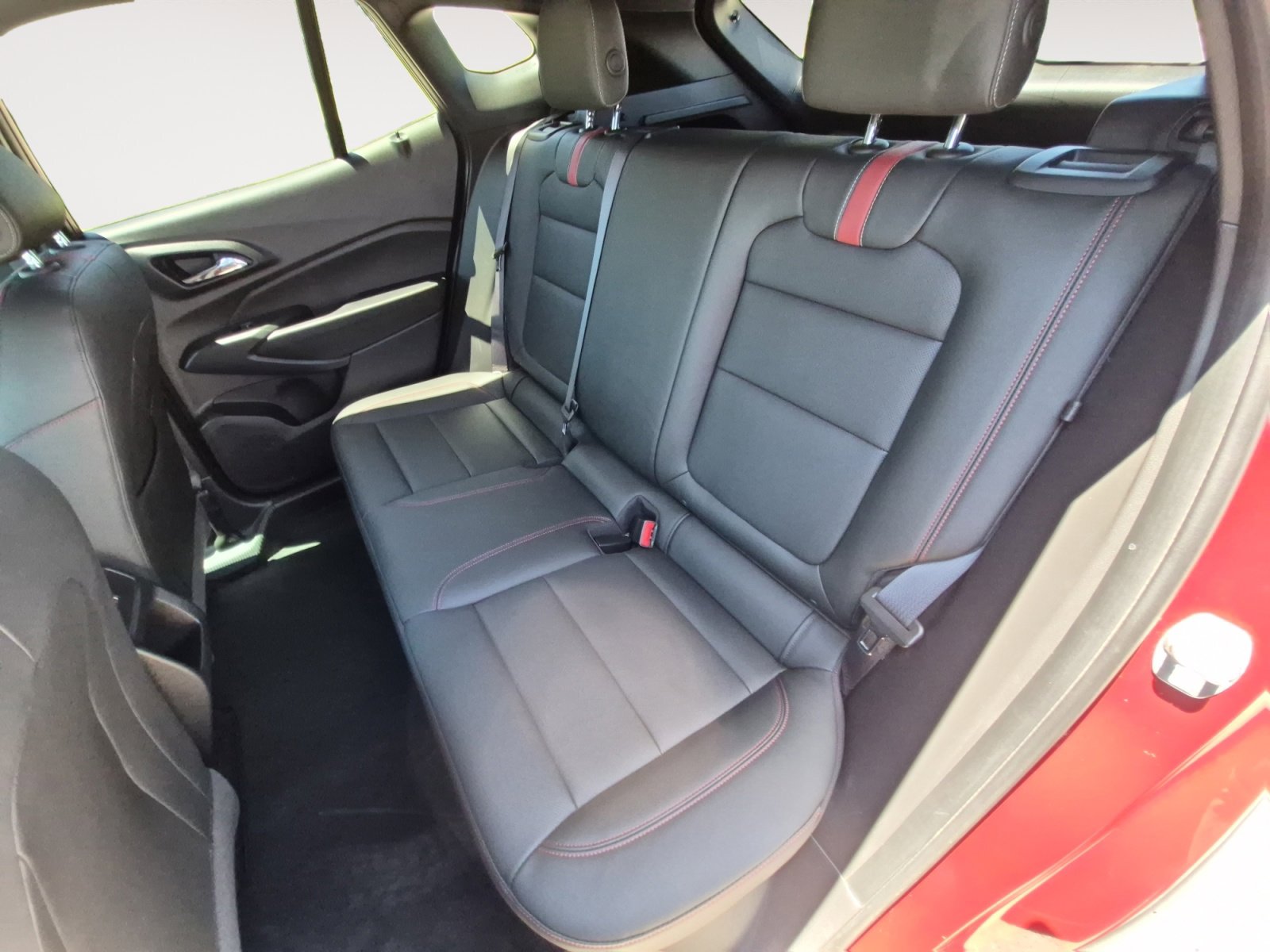 Used 2025 Chevrolet Trax RS w/ Sunroof Package FWD image 23