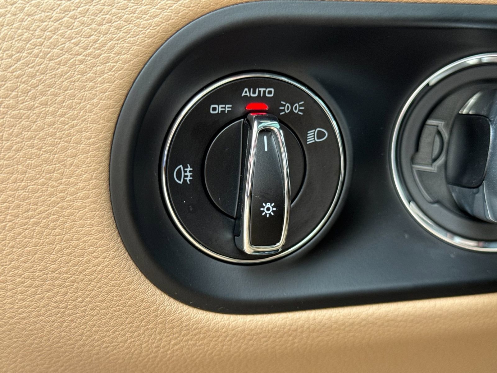 Certified 2025 Porsche Macan image 32