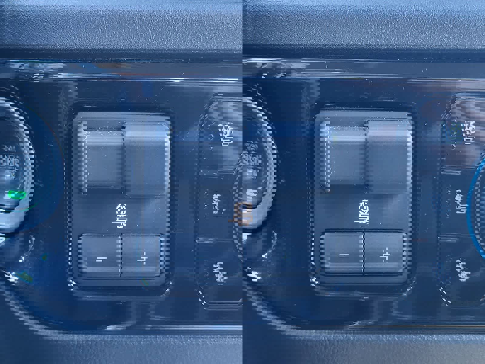 Used 2024 Chevrolet Silverado 2500 LTZ w/ LTZ Convenience Package image 23