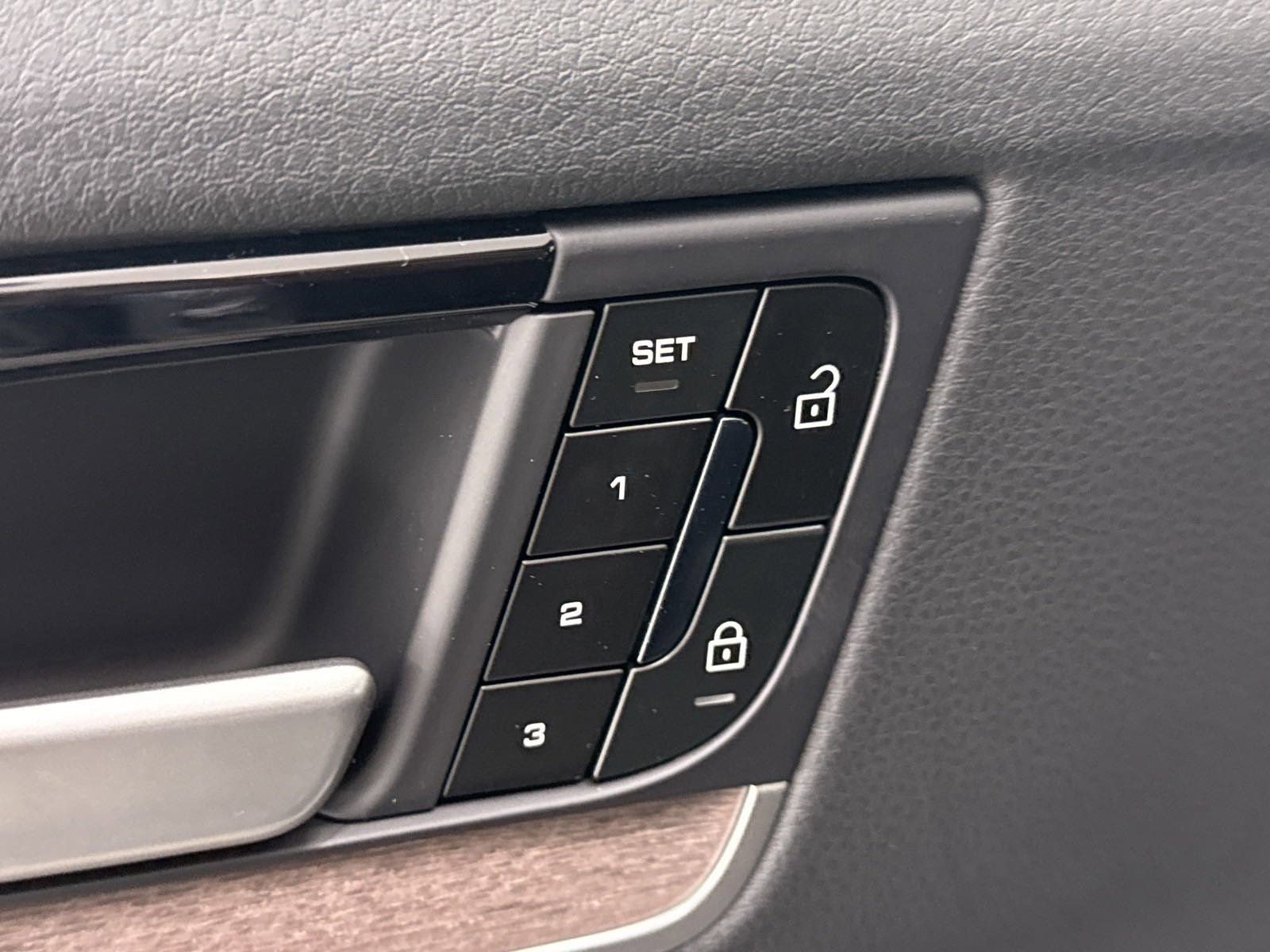 Used 2025 Porsche Cayenne image 12