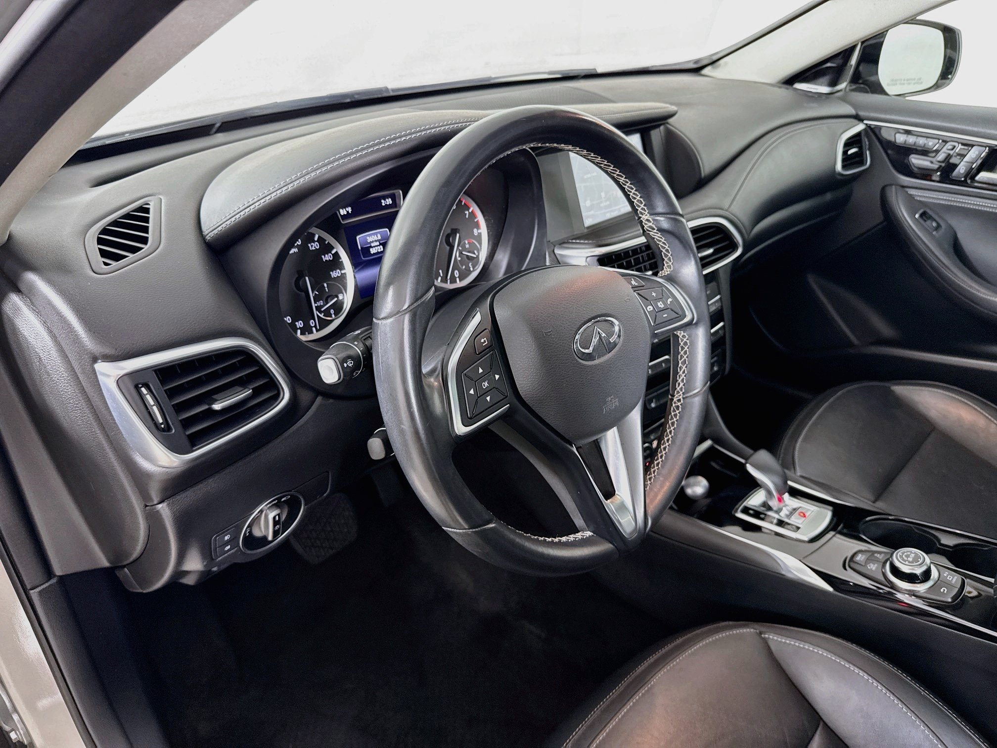 Used 2018 INFINITI QX30 AWD image 9