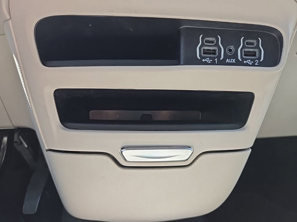 Used 2022 Chrysler Voyager LX FWD image 33
