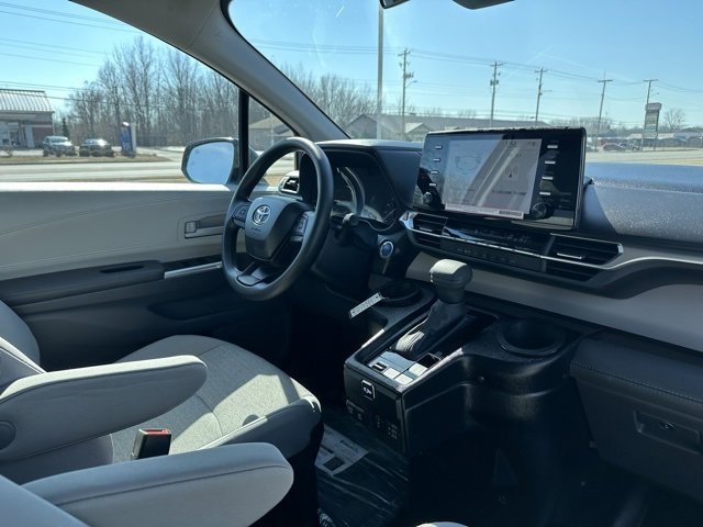 Used 2024 Toyota Sienna LE image 9