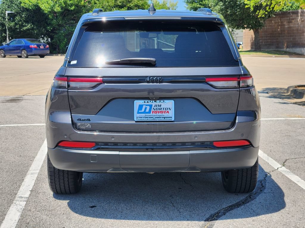 Used 2023 Jeep Grand Cherokee Altitude AWD/4WD image 6