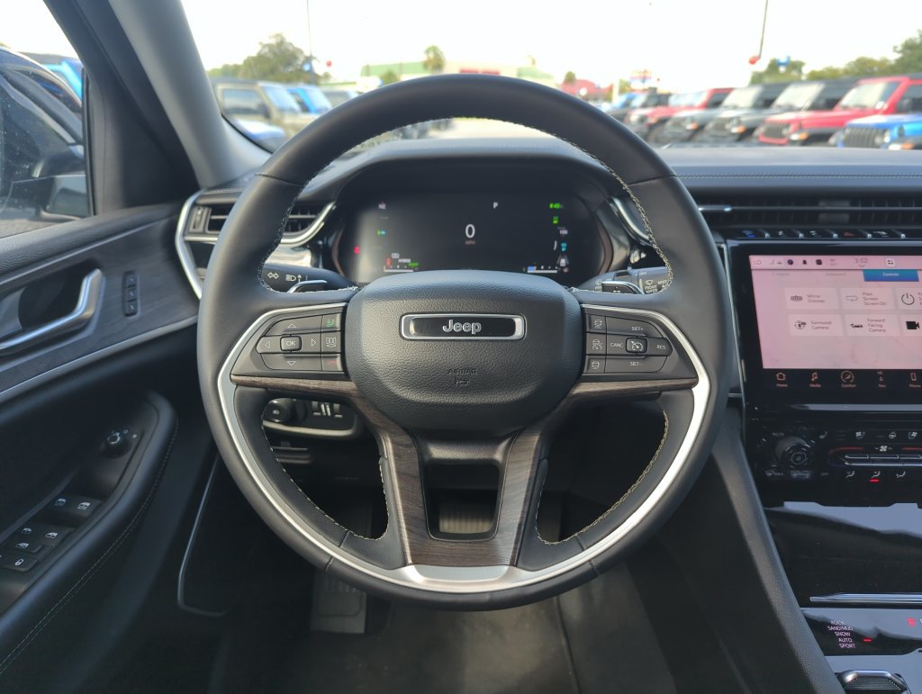 Used 2022 Jeep Grand Cherokee Limited 4xe w/ Luxury Tech Group II AWD/4WD image 16
